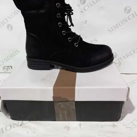 BOXED PAIR OF LADY GLORY FAUX FUR LINED BOOTS IN BLACK EU SIZE 37