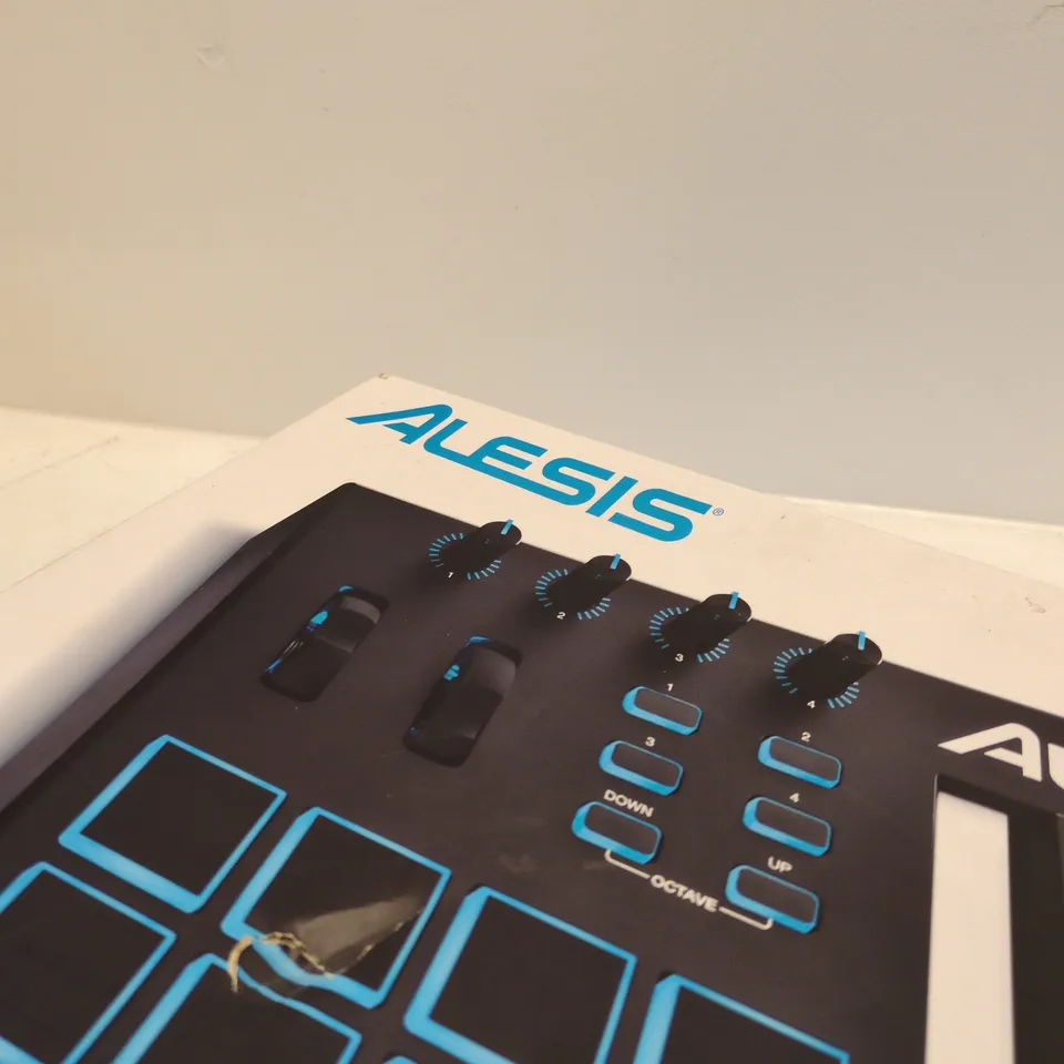 ALESIS V25 USB MIDI KEYBOARD CONTROLLER – 25 KEYS, BOXED