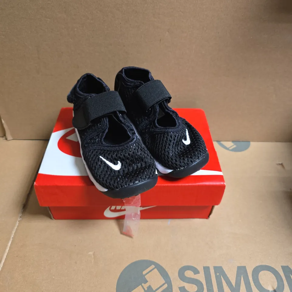 NIKE LITTLE RIFT TD BOYS' TRAINERS – BLACK/WHITE, UK 7.5