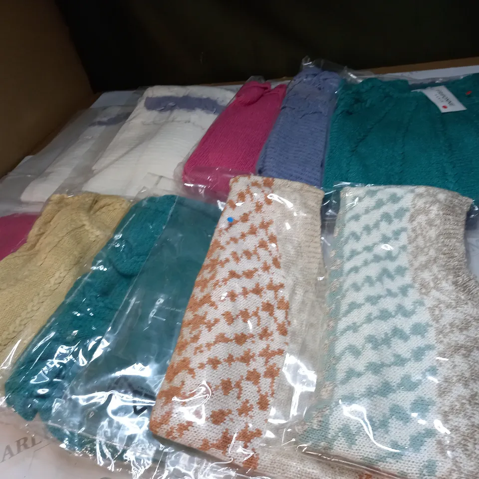 APPROXIMATELY 10 CLOTHING ITEMS IN VARIOUS SIZES AND COLOURS TO INCLUDE JUMPERS