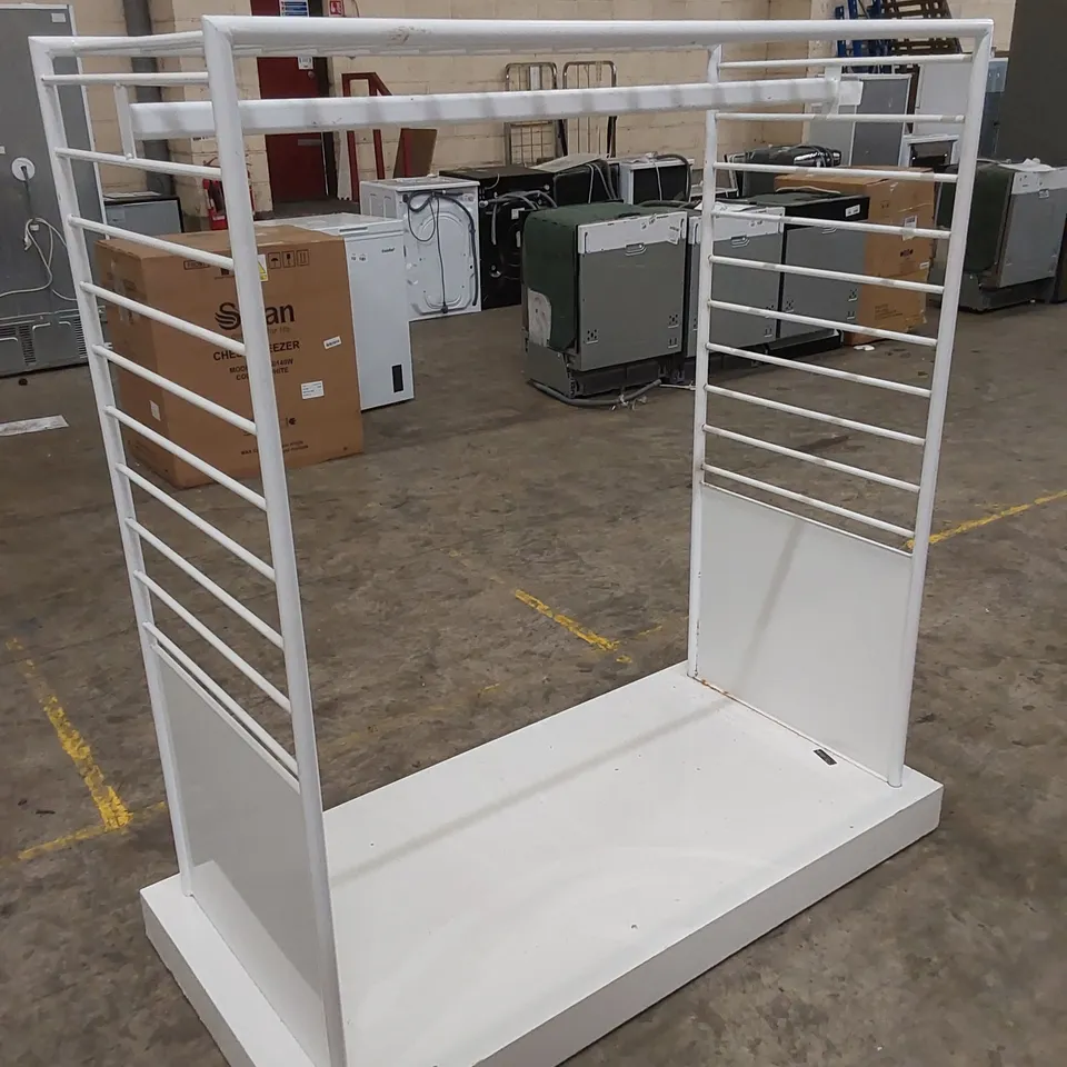 SHOP FITTING FOR CLOTHING ON CASTORS 
