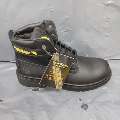 PAIR OF EARTHWORKS SAFETY BOOTS IN BLACK - 11