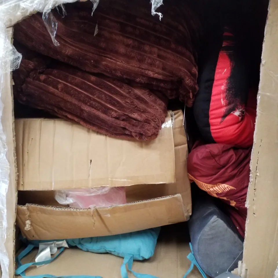 PALLET CONTAINING ASSORTED PILLOWS, NECK PILLOWS & LUMBAR SUPPORT PILLOWS