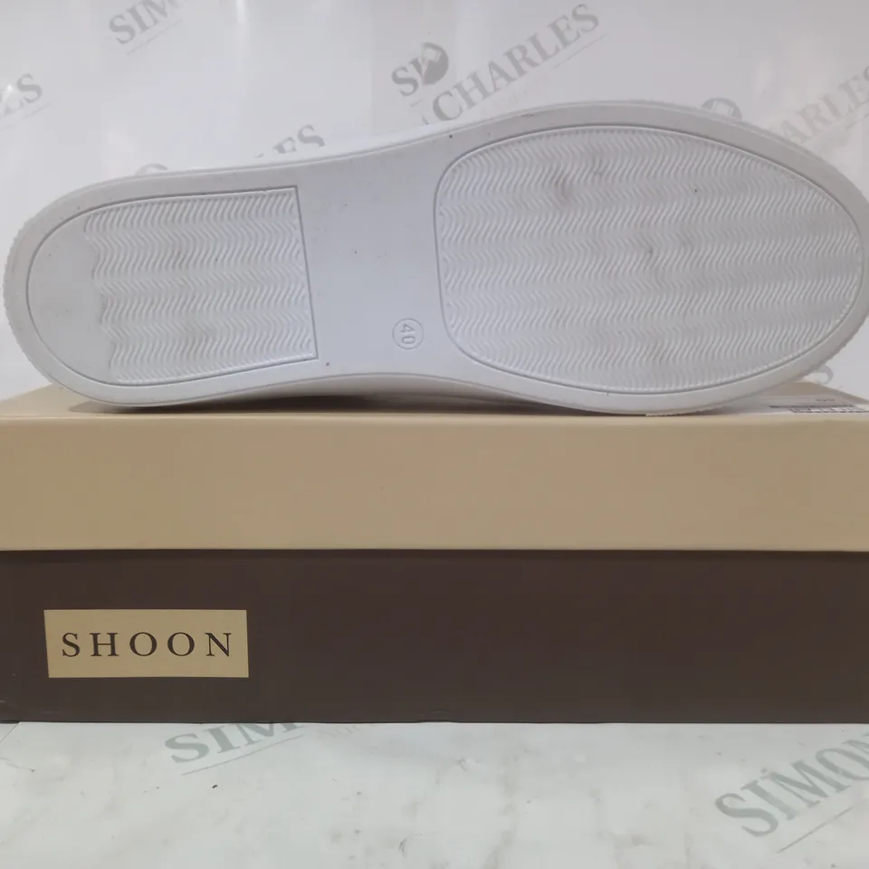 BOXED PAIR OF SHOON LACE UP TRAINERS IN WHITE/METALLIC GOLD SIZE 7