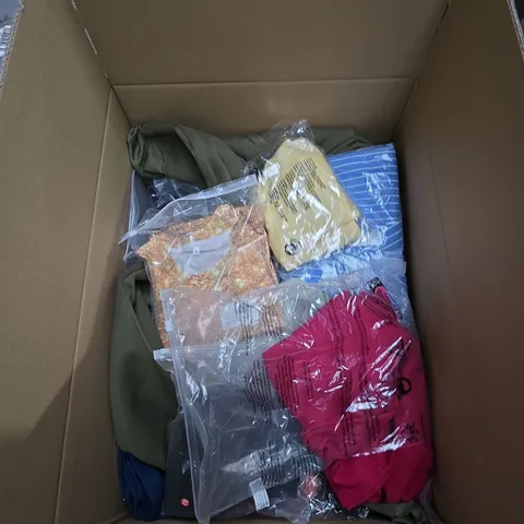 BOX OF APPROXIMATELY 25 ASSORTED CLOTHING ITEMS  – MIXED GARMENTS