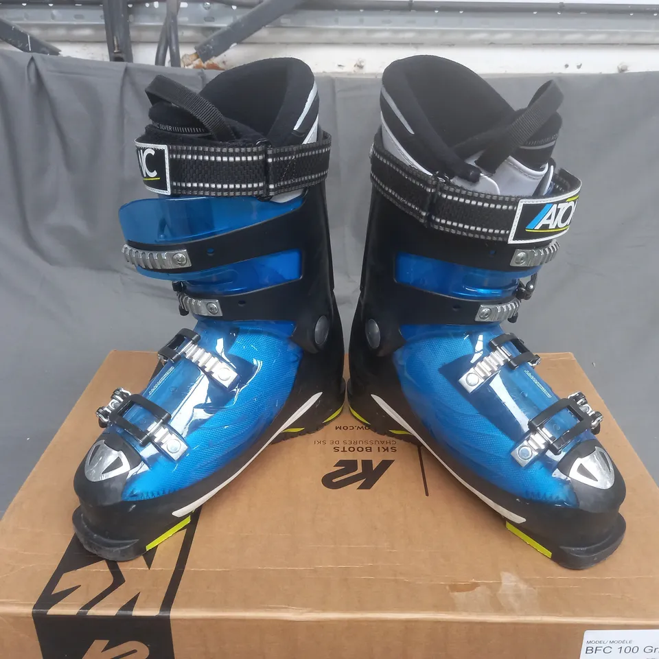 BOXED PAIR OF ATOMIC BCF 100 GRIPWALK SKI BOOTS IN BLUE/YELLOW SIZE 26.5
