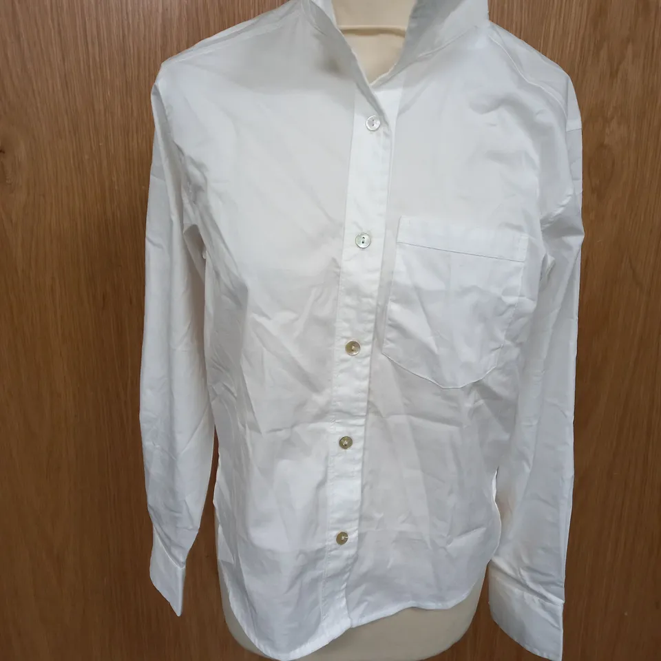 APPROXIMATELY 10 ASSORTED CLOTHING ITEMS IN VARIOUS SIZES TO INCLUDE SHIRTS, DRESSES, TROUSERS ETC. 