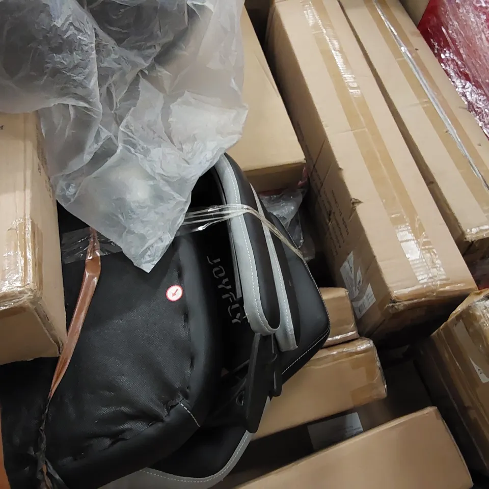 PALLET OF ASSORTED ITEMS INCLUDING: BABY PLAY PEN, STEP LADDER, PORTABLE PET CRATE, WORK TABLE MAT