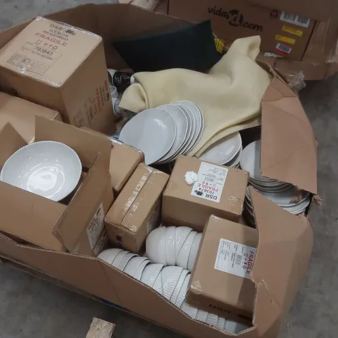 PALLET CONTAINING A LARGE QUANTITY OF ASSORTED DINNERWARE ITEMS INCLUDING PLATES, MUGS, BOWLS ECT