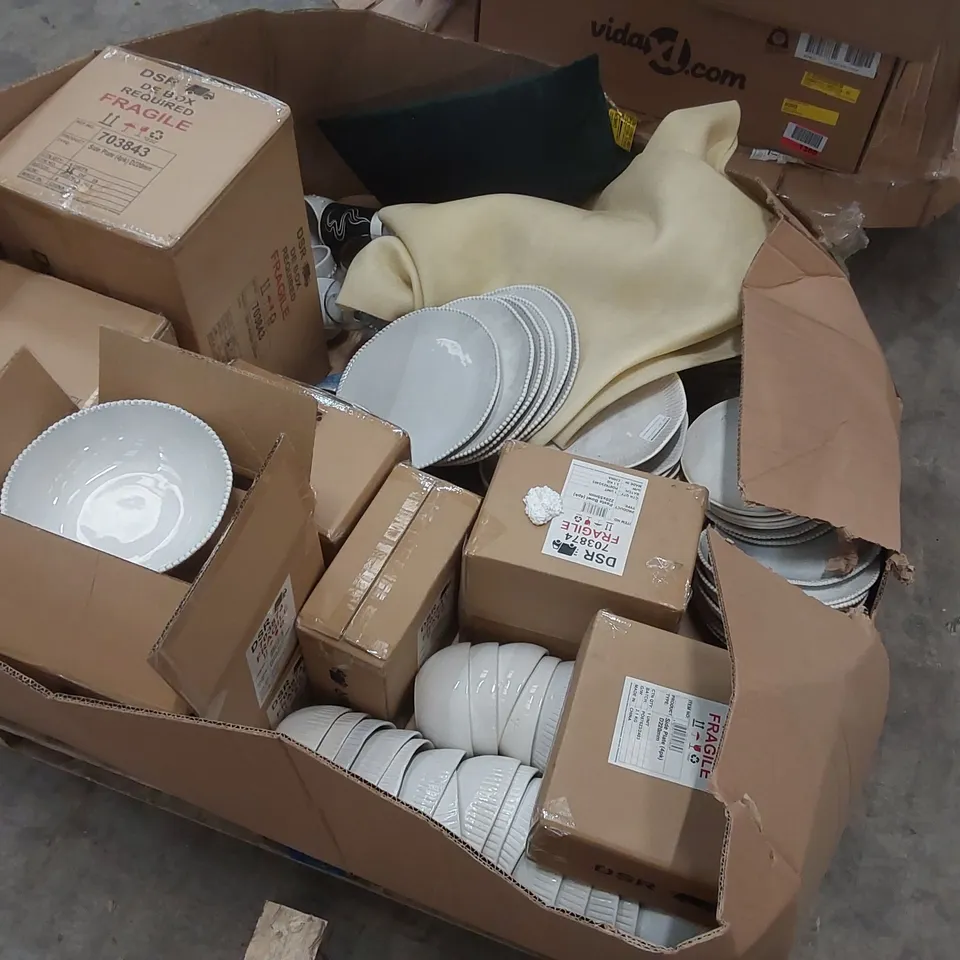 PALLET CONTAINING A LARGE QUANTITY OF ASSORTED DINNERWARE ITEMS INCLUDING PLATES, MUGS, BOWLS ECT