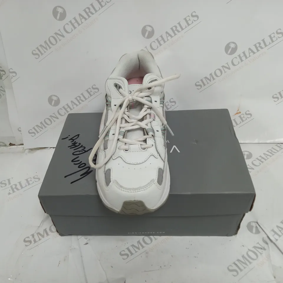VIONIC WALKER TRAINERS SIZE 9