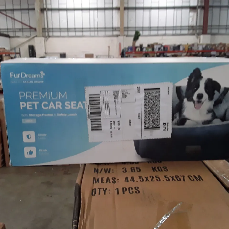 BOXED FUR DREAMS PREMIUM PET CAR SEAT 