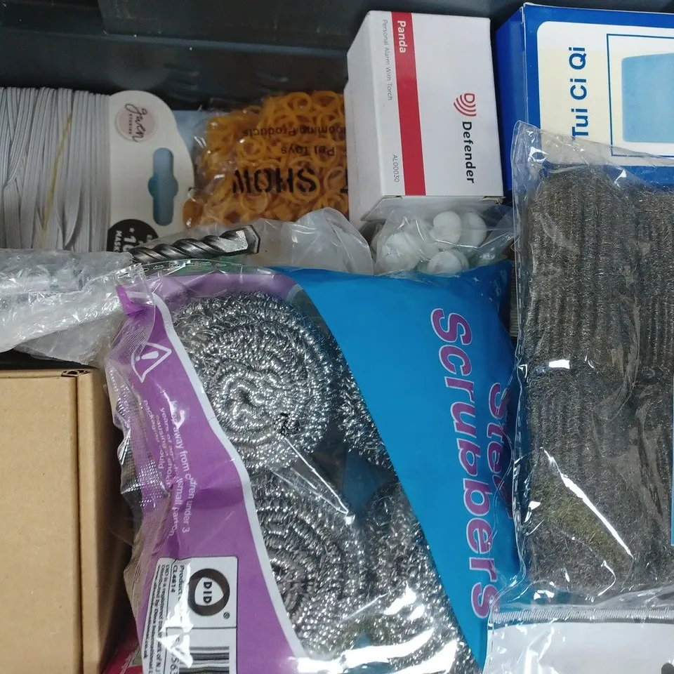 APPROXIMATELY 18 ASSORTED HOUSEHOLD ITEMS TO INCLUDE MICROWAVE EGG POACHER, ELASTIC, ETC