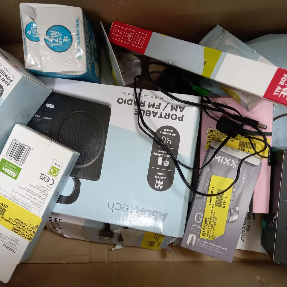 APPROXIMATELY 20 ASSORTED ITEMS TO INCLUDE DAB+ RADIO, WIRED HEADPHONES, WIRELESS CHARGING PAD ETC. 