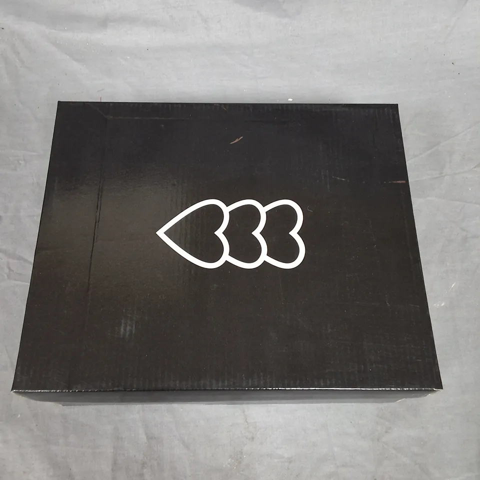 PAIR OF CHUNKY BLACK STRAPPING SANDALS IN BLACK - 6/39