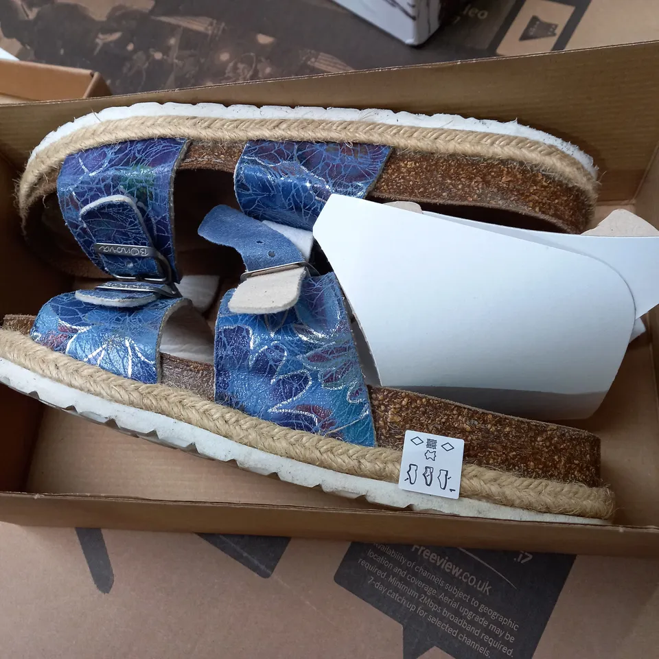 5 ASSORTED PAIRS OF SHOES