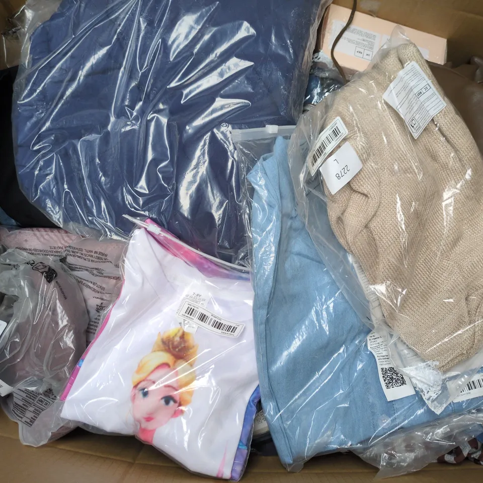 APPROXIMATELY 30 ASSORTED CLOTHING ITEMS IN VARIOUS SIZES, STYLES & COLOURS TO INCLUDE BRANDS SUCH AS MNG, JUST WEARS, SBART, ETC - COLLECTION ONLY