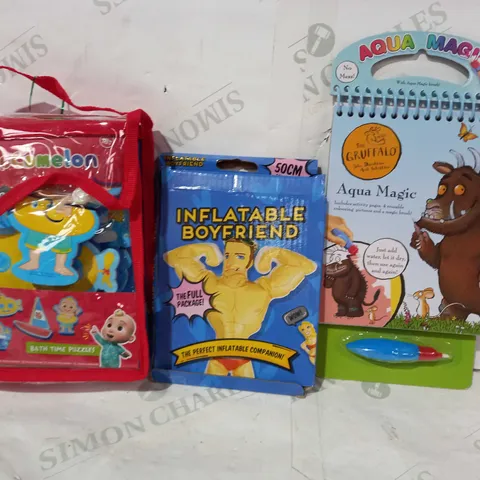 BOX OF APPROXIMATELY 15 ASSORTED TOYS AND GAMES TO INCUDE THE GRUFFALO AQUA MAGIC, INFLATABLE BOYFRIEND, COCOMELON BATH TIME PUZZLES, ETC