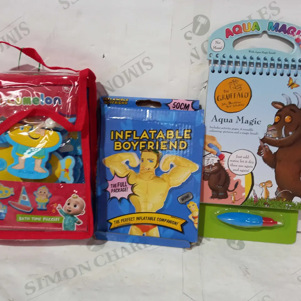 BOX OF APPROXIMATELY 15 ASSORTED TOYS AND GAMES TO INCUDE THE GRUFFALO AQUA MAGIC, INFLATABLE BOYFRIEND, COCOMELON BATH TIME PUZZLES, ETC
