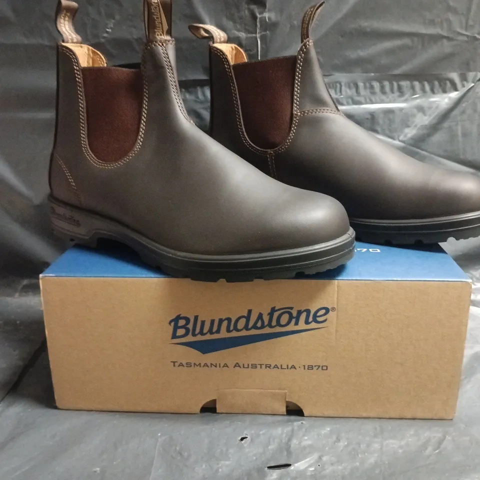 BOXED PAIR OF BLUNDSTONE ANKLE BOOTS IN BROWN SIZE 10