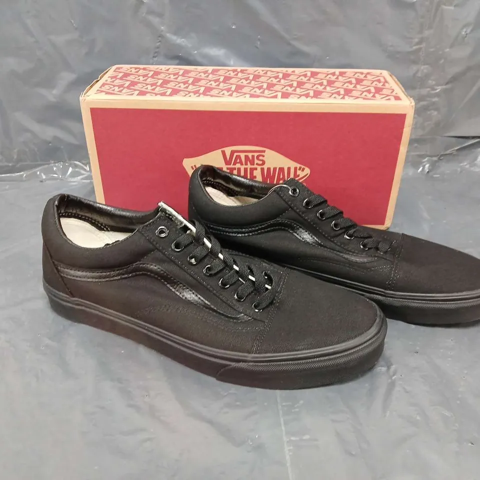 BOXED PAIR OF VANS OLD SKOOL BLACK/BLACK - UK 10 