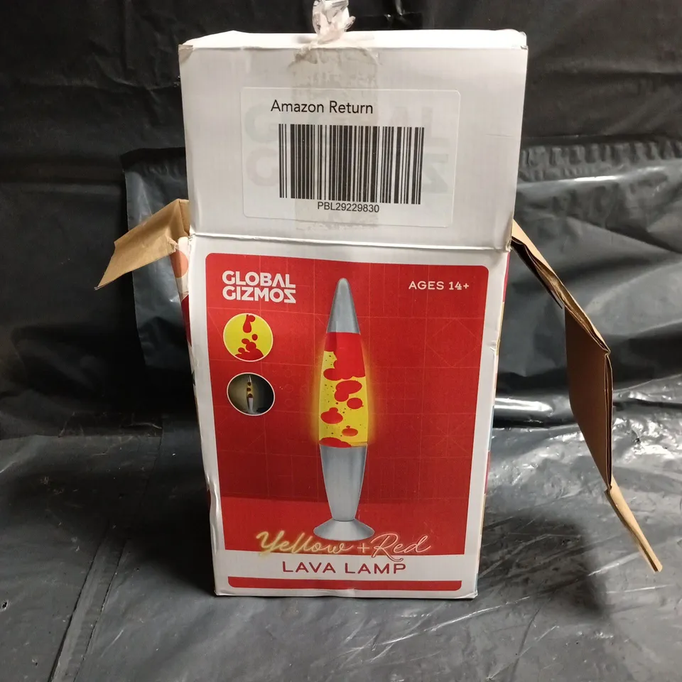 BOX OF APPROXIMATELY 10 ASSORTED ITEMS TO INCLUDE: LAVA LAMP AND FLASK