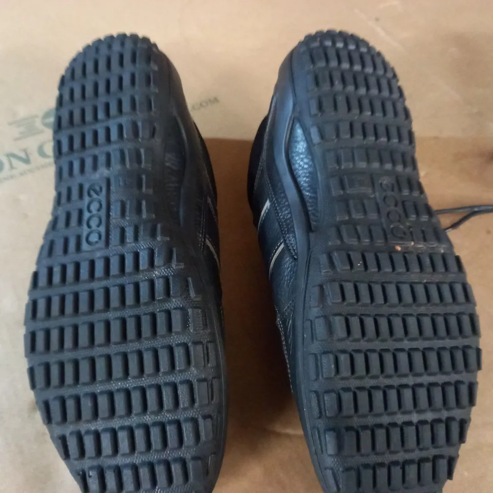 PAIR OF ECCO BLACK TRAINERS - 41