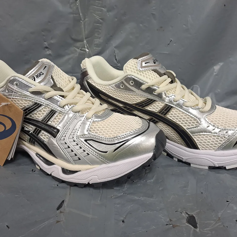 BOXED PAIR OF ASICS TRAINERS IN CREAM/SILVER SIZE UK 10
