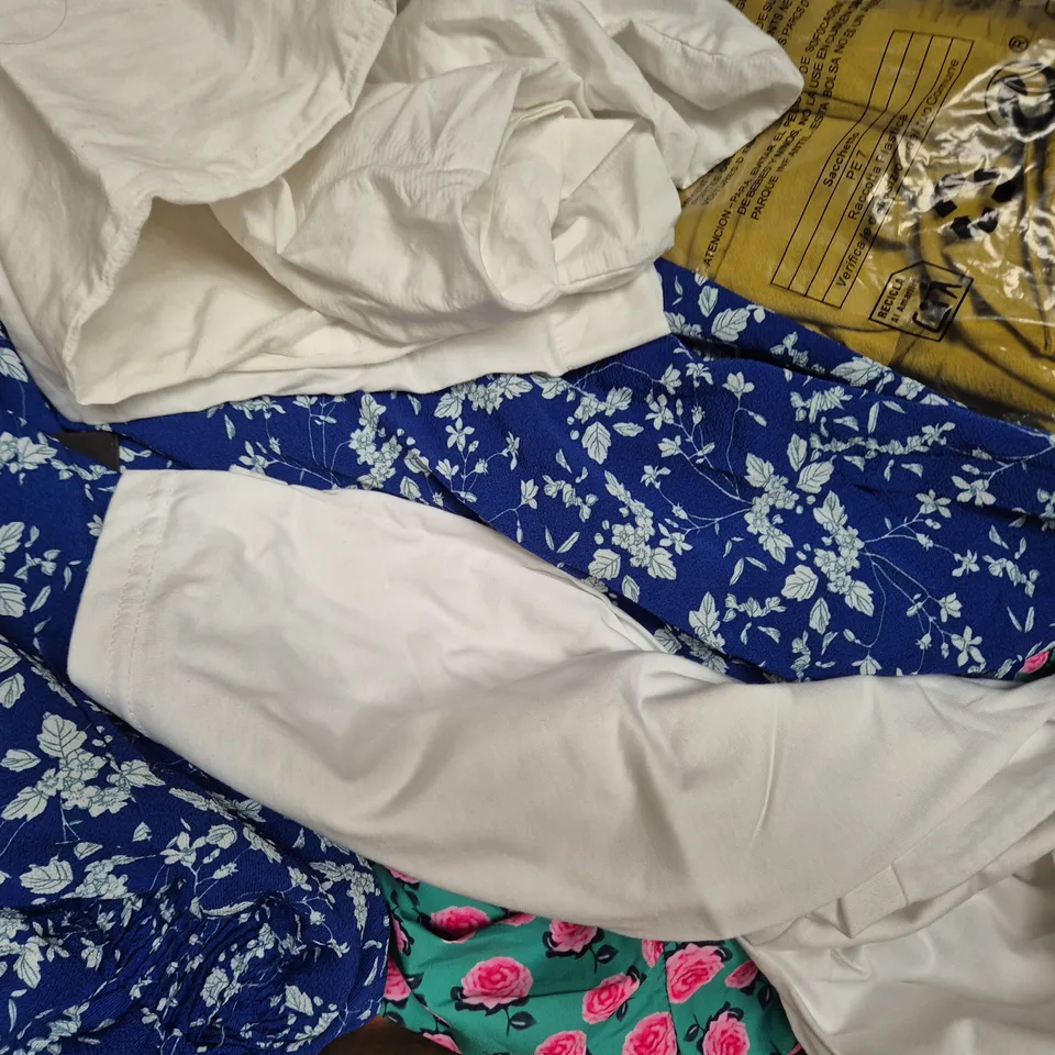 APPROXIMATELY 25 ASSORTED CLOTHING AND FASHION PRODUCTS IN VARIOUS STYLES AND SIZES - COLLECTION ONLY