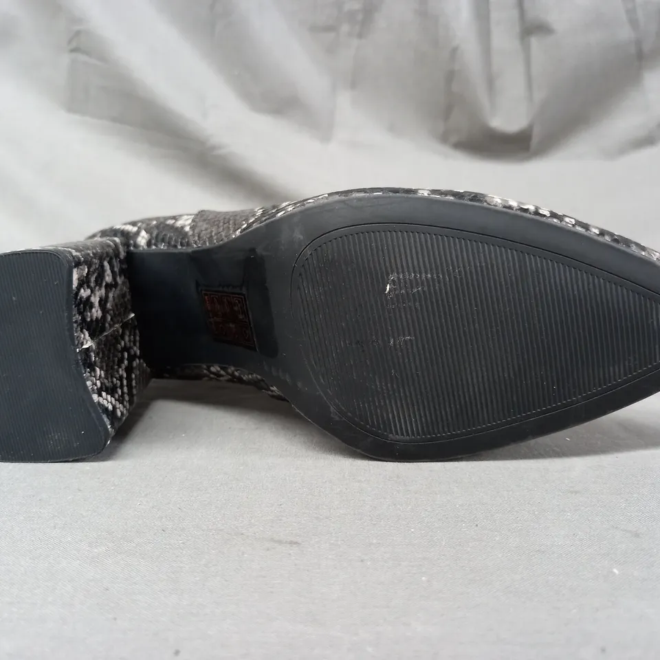 BOXED PAIR OF STEVE MADDEN ANKLE BOOTS IN GREY/OTHER SNAKE EU SIZE 41