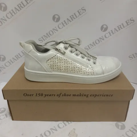 BOXED PAIR OF CUSHION WALK LASER CUT ZIP TRAINERS IN IVORY - SIZE 5