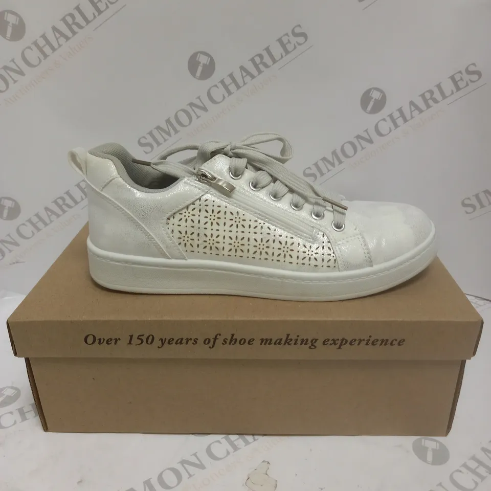 BOXED PAIR OF CUSHION WALK LASER CUT ZIP TRAINERS IN IVORY - SIZE 5