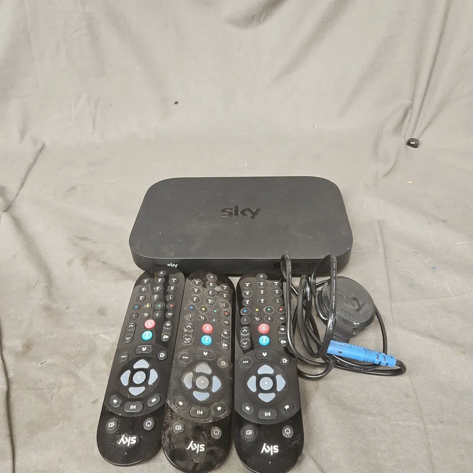 APPROXIMATELY 12 ASSORTED ITEMS TO INCLUDE SKY REMOTE CONTROLS, SET TOP BOX, POWER SUPPLY ETC