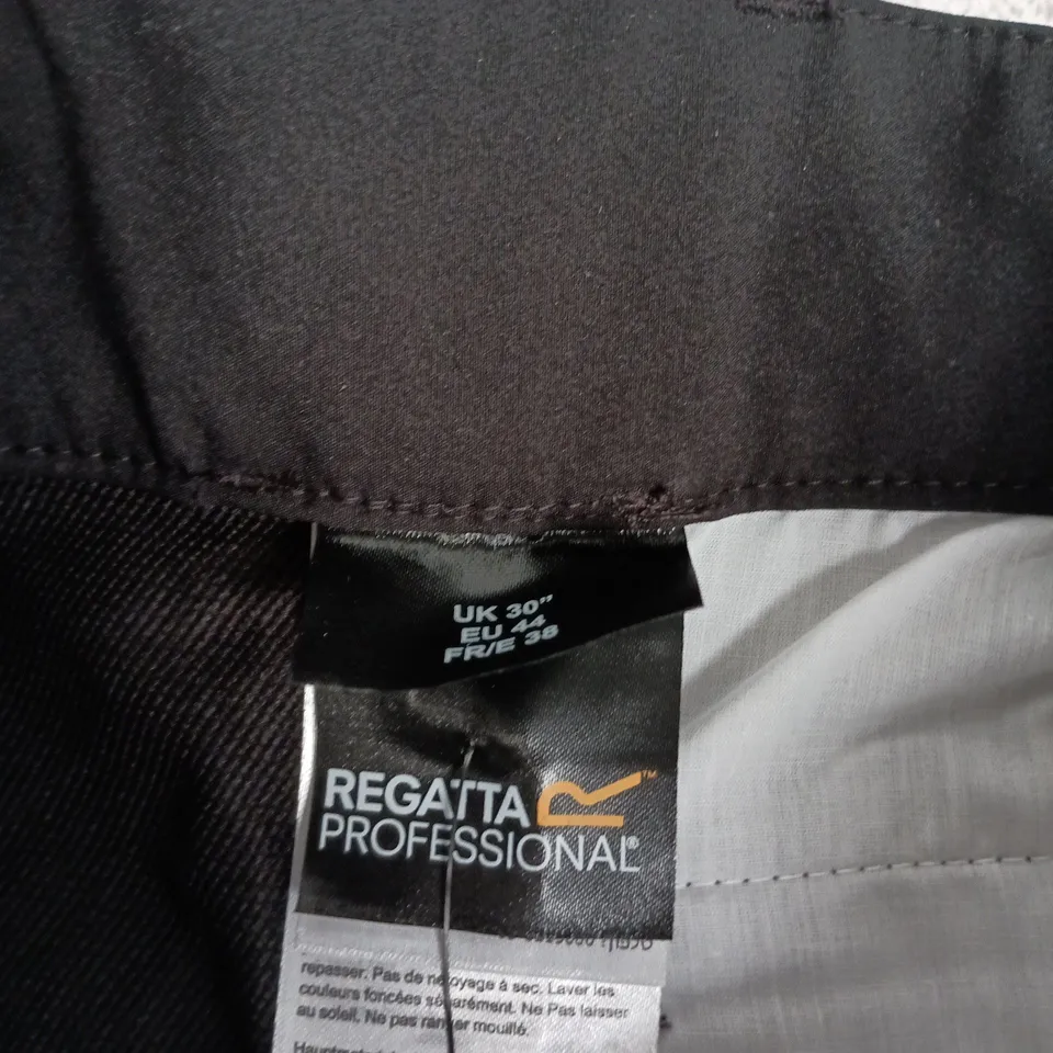 REGATTA PROFESSIONAL PROLITE SHORT – BLACK, UK 30 (EU 44)