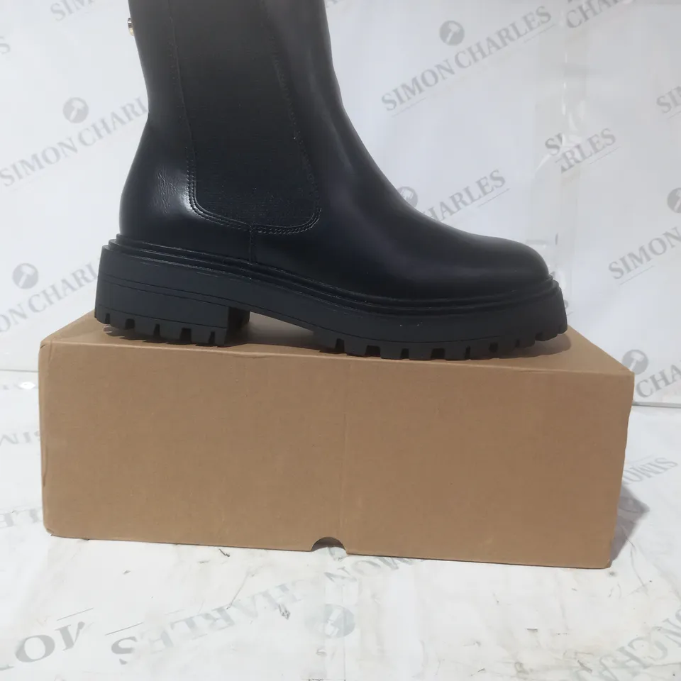 BOXED PAIR OF V BY VERY BOOTS IN BLACK SIZE 6