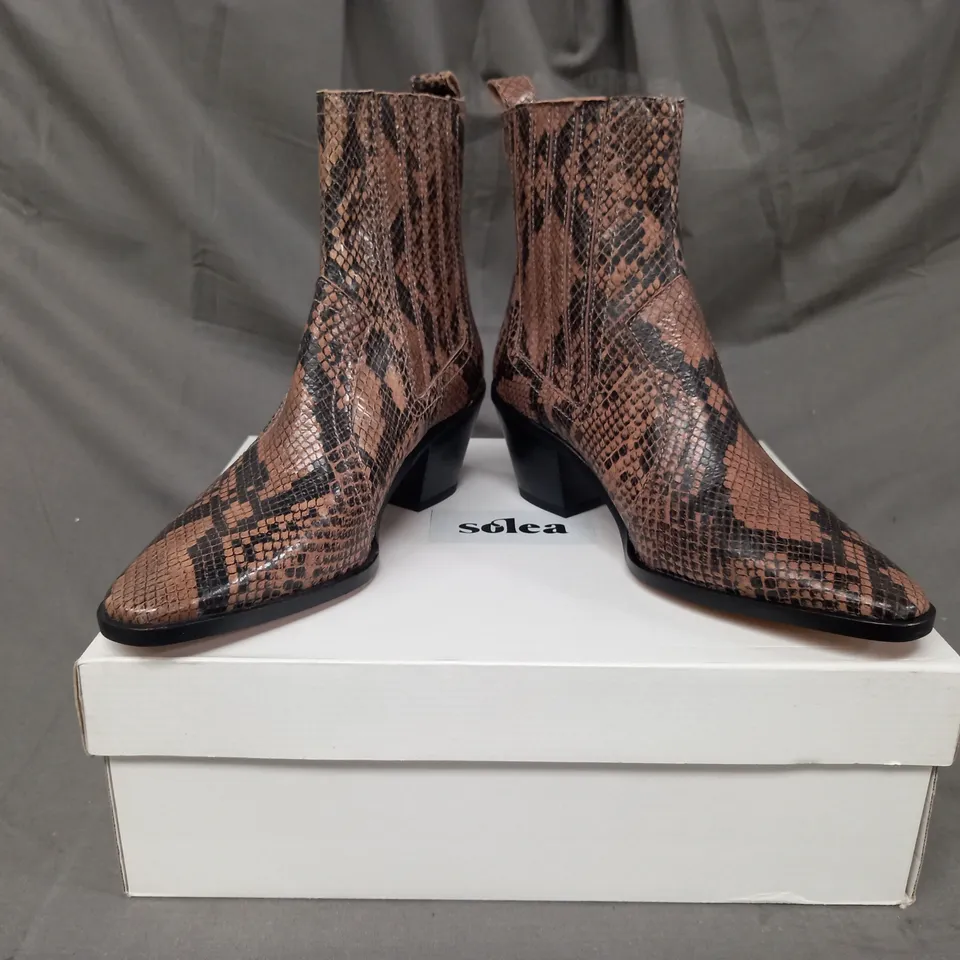BOXED PAIR OF SOLEA FARES LEATHER ANKLE BOOTS IN TAUPE EU SIZE 36