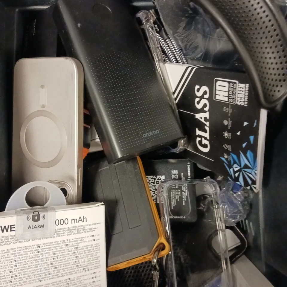 APPROXIMATELY 25 ASSORTED ELECTRICAL PRODUCTS TO INCLUDE WIRELESS HEADPHONES, POWER BANKS, CHARGING CABLES ETC 