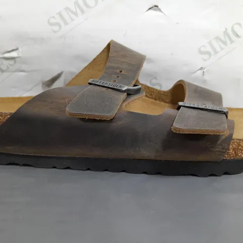 BOXED PAIR OF BIRKENSTOCK ARIZONA BS SANDALS IN FADED KHAKI UK SIZE 7.5