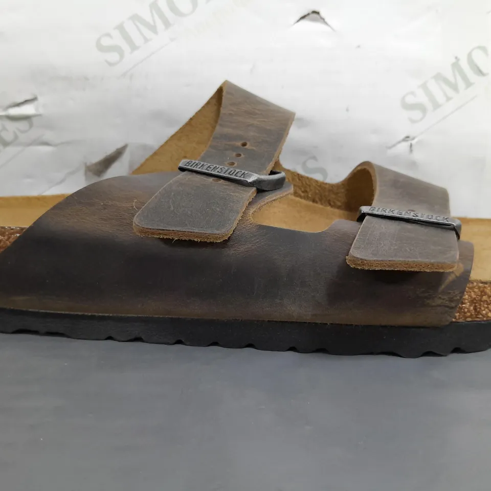 BOXED PAIR OF BIRKENSTOCK ARIZONA BS SANDALS IN FADED KHAKI UK SIZE 7.5