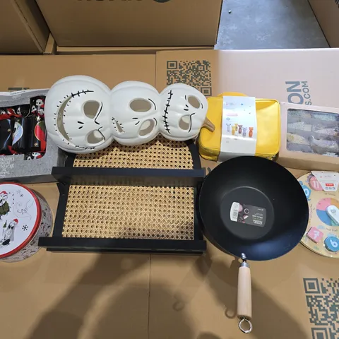 BOX OF APPROXIMATELY 8 ASSORTED HOUSEHOLD ITEMS TO INCLUDE - CHILDRENS CLOCK, WOK, AND CHRISTMAS DECOR ETC.