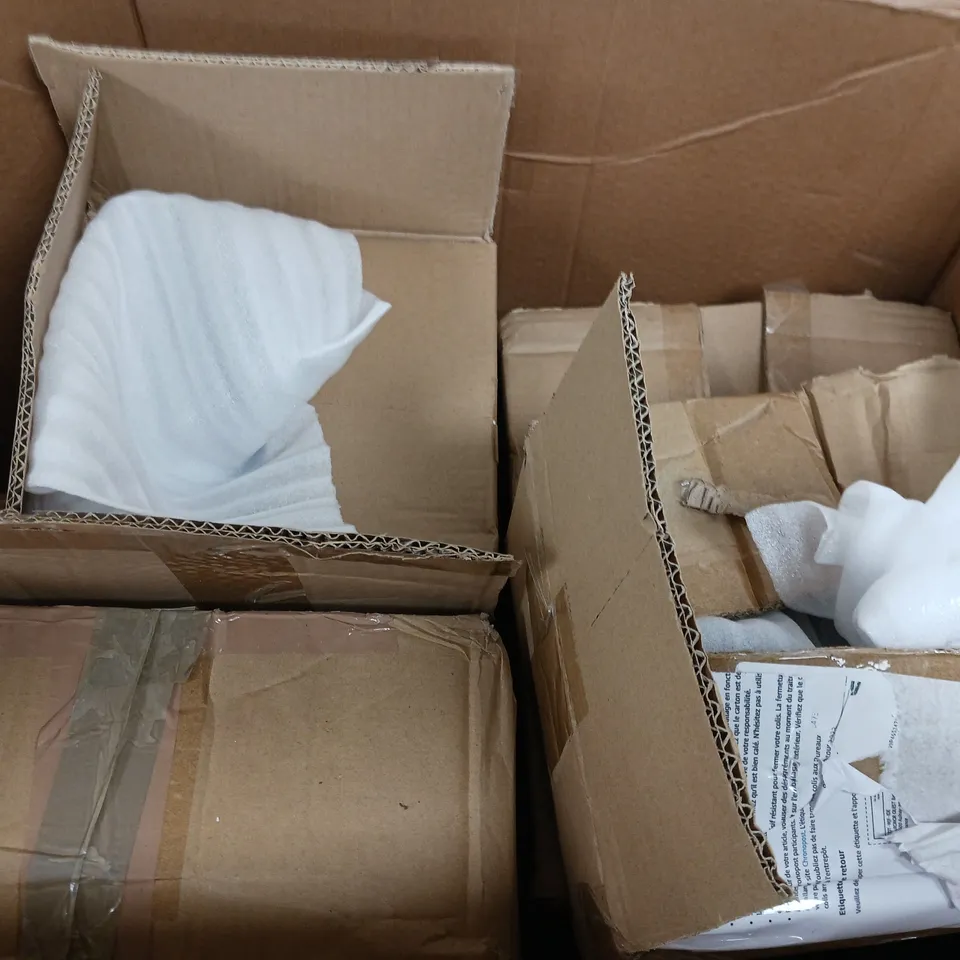 APPROXIMATELY 5 ASSORTED LIGHTING FIXTURES & FITTINGS IN VARIOUS STYLES 