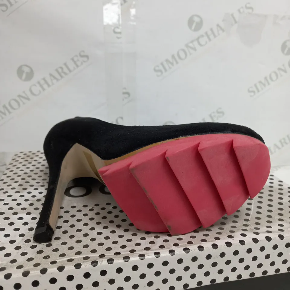 BOX OF 12 ASSORTED SHOES TO INCLUDE BROWN HEELS, BLACK HEELS ETC