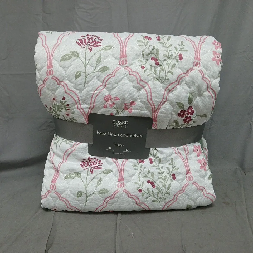 BOX OF 4 ASSORTED THROWS IN VARIOUS COLOURS AND SIZES - COLLECTION ONLY