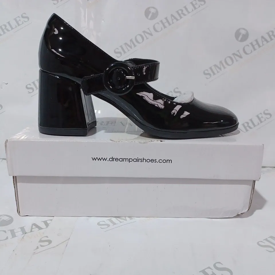 BOXED PAIR OF DREAMPAIRS LOW BLOCK HEEL SHOES IN BRIGHT BLACK UK SIZE 5