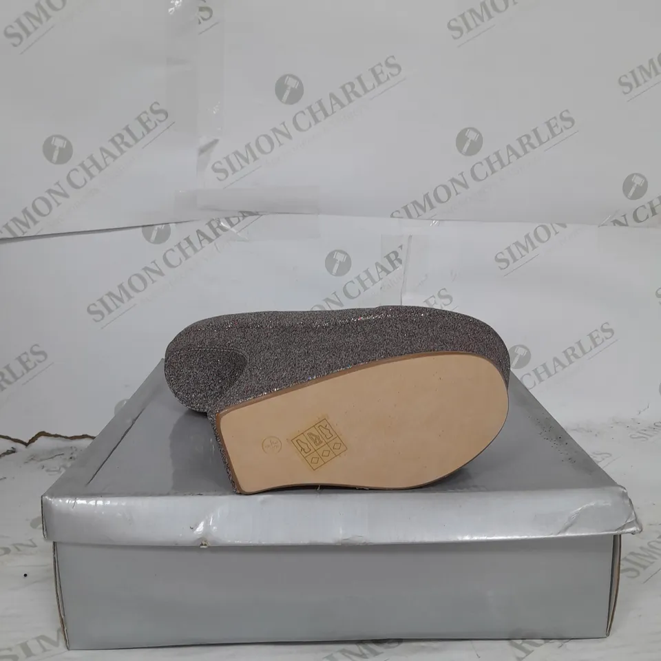 BOXED PAIR OF CASANDRA PLATFORM STRAP HEEL IN MULTI GLITTER SIZE 5