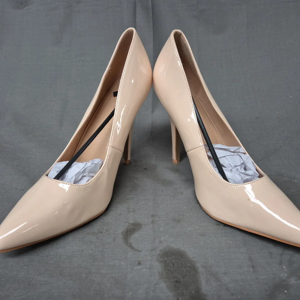 BOXED PAIR OF GIZELLE POINTED TOE HIGH STILETTO HEEL SHOES IN NUDE EU SIZE 45