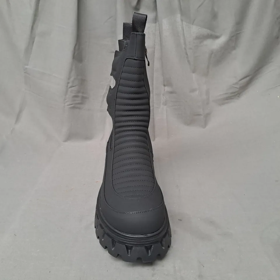 BOXED PAIR OF KOI VEGAN VADER MEN'S PADDED CROFT BOOTS IN BLACK UK SIZE 9