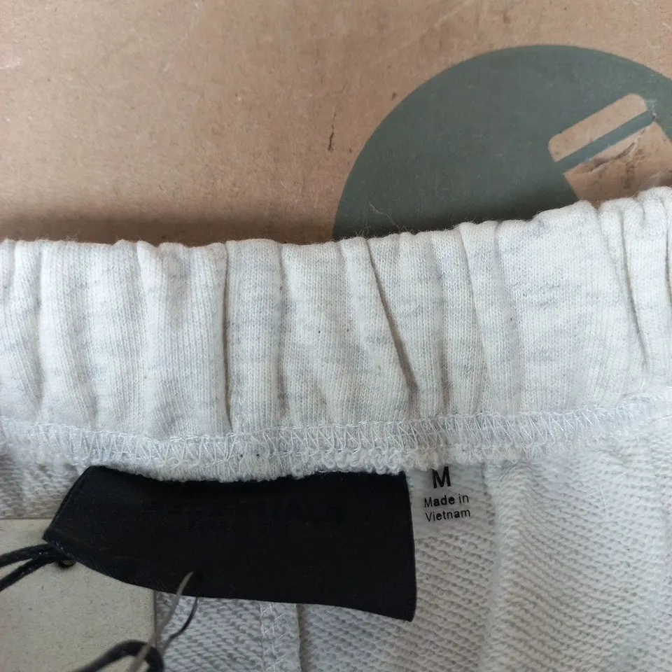 FEAR OF GOD ESSENTIALS SHORTS – LIGHT GREY, SIZE M