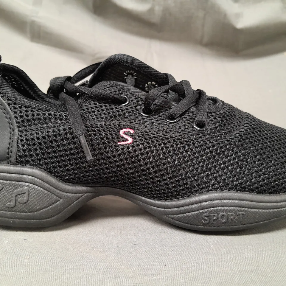BOXED PAIR OF SPORT MESH SHOES IN BLACK EU SIZE 38