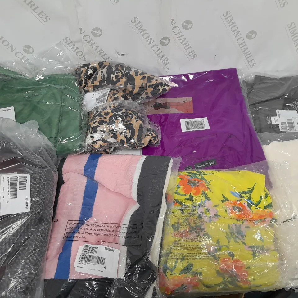 BOX OF APPROXIMATELY 20 VARIOUS CLOTHING ITEMS TO INCLUDE TOPS, DRESSES, AND PONCHOS ETC. 